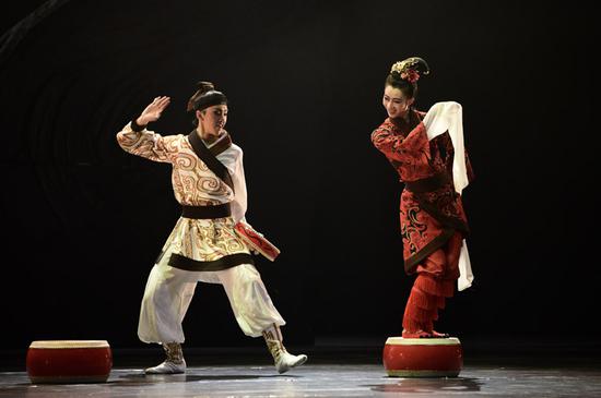 中國漢唐古典舞劇《銅雀伎》中鄭飛蓬與衛斯奴一同踏鼓。